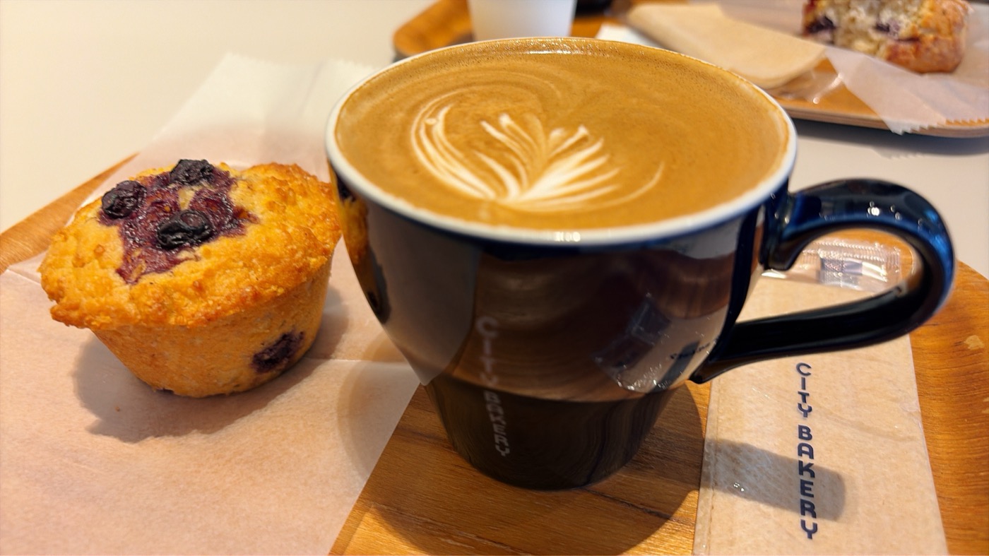 週末のカフェで、カフェラテとブルーベリーマフィン